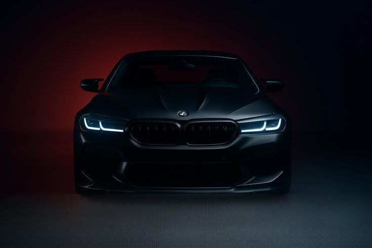 Limuzyna BMW w studiu na tle czerwonej poświaty